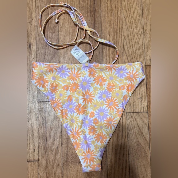 L*Space Joy Bitsy Bottoms in Oopsie Daisy Print - Picture 5 of 6